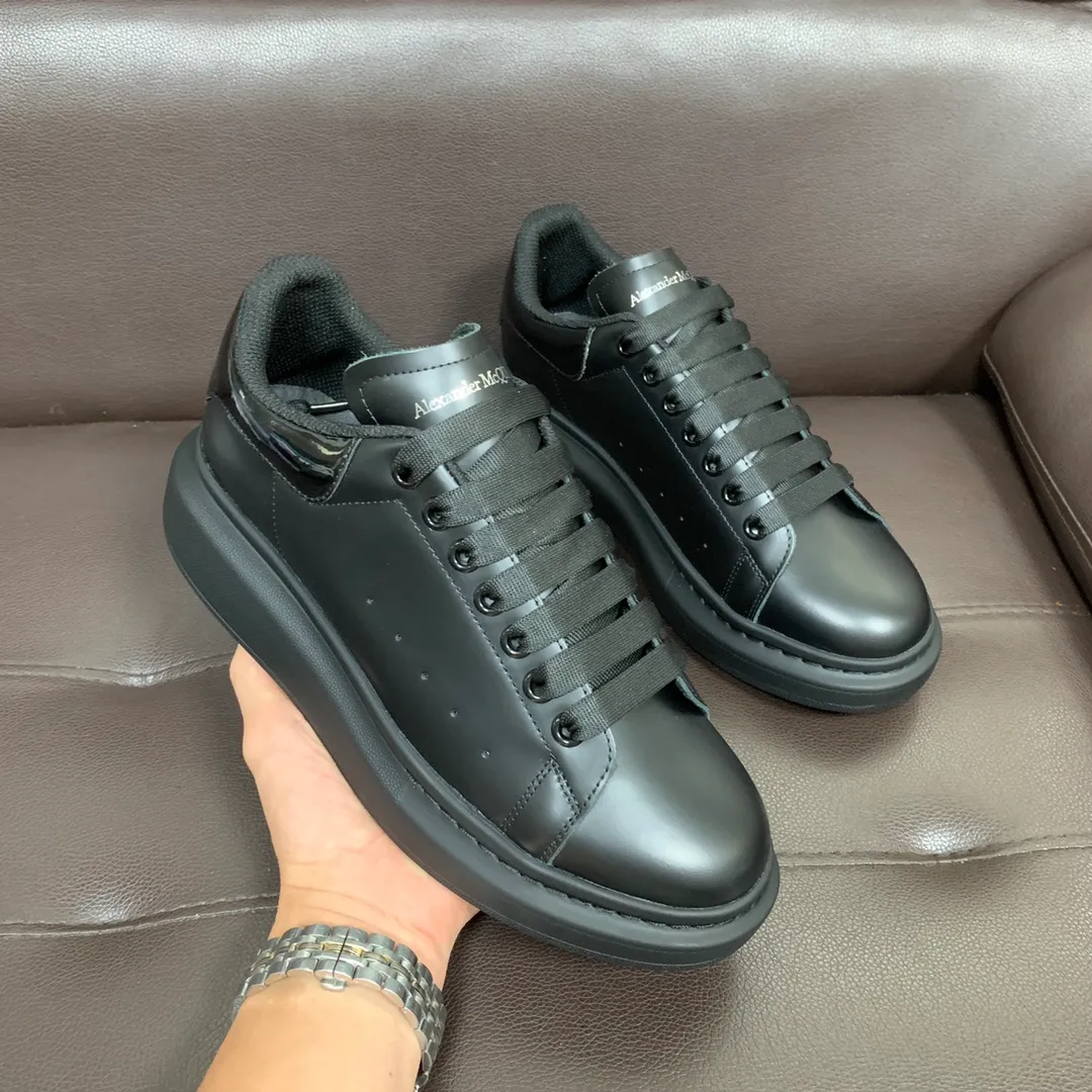 👟👟Ex-factory price 520👟👟 Professional McQueen factory. Top version. Couple style👫 Alexander McQUEEN high version has been upgraded to the highest quality again✅ 💪McQueen Spring, Summer, Autumn and Winter Top version Purchasing level✅ Recruiting national online and offline agents to join🤝 🏆Fabric: Top-grade silk leather imported from Italy, high texture, water-resistant and non-discoloring 🏆Inner: ️Grade A water-dyed sheepskin imported from Italy is dirt-resistant, sweat-absorbent, breathable and comfortable... The heel is embossed with high temperature convex and concave. 🏆 Foot pads: top-grade Italian super-soft cowhide leather 🏆 Outsole: PU original green transparent counter 1:1 🏆 Shoe box: original beige box. Plus white flip cover and double layer protection. Cloth bag, handbag. Certificate of 1:1 mold opening 4-piece set. Delivered with a pair of shoelaces. 🖕🏿🖕🏿🖕🏿You can choose any pair of shoelaces in any color of our factory. 🏆Code number: female 34-41. male 38-46. 🏆Special remarks (female size 34.40.41, male size 38.45.46 are customized and cannot be returned or exchanged) Please note when placing an order in Niuli! Win-win cooperation🤝